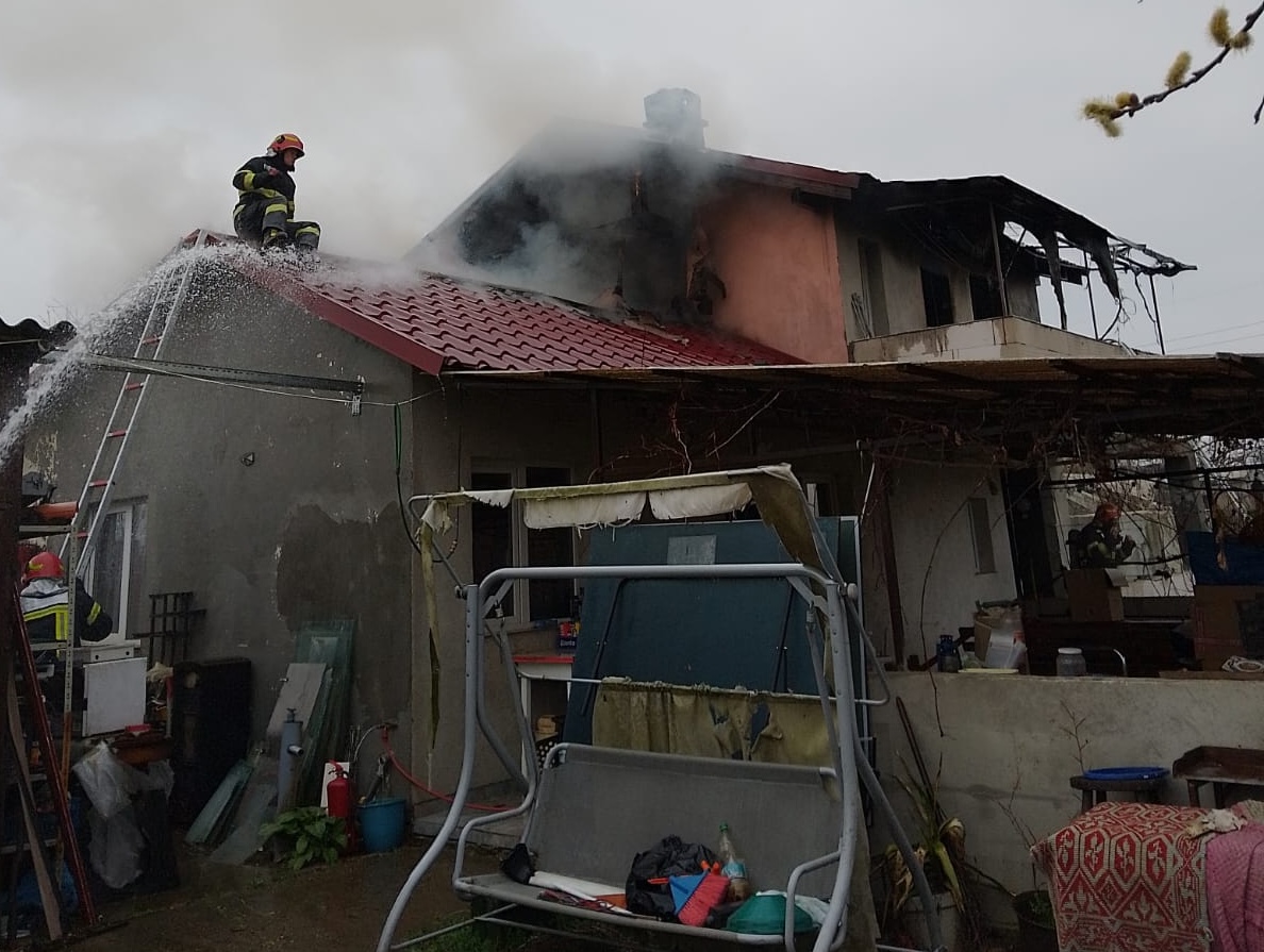 O casă a luat foc de la un scurtcircuit