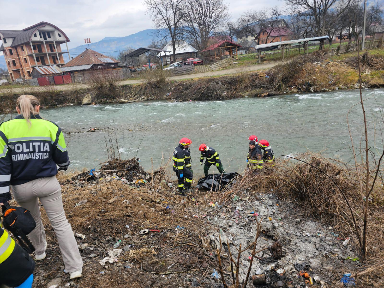 EXCLUSIV FOTO: Tragedie la Poienile de Sub Munte – O femeie a fost găsită decedată în râul Ruscova