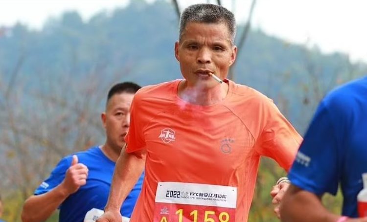 Maratonist chinez descalificat pentru fumatul în timpul cursei