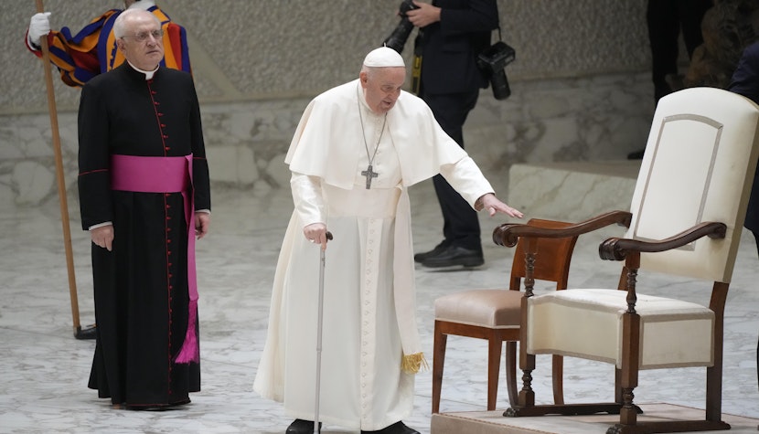 Papa Francisc a spus miercuri că suferă în continuare de o răceală