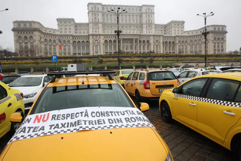 Taximetriștii continuă protestele împotriva Uber și Bolt în Piața Constituției