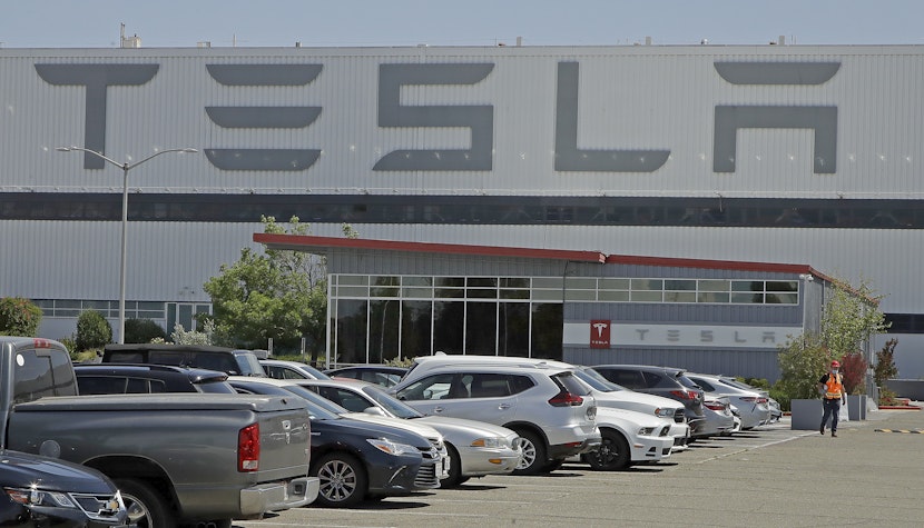 Tesla Concediază 10% din Angajați pe Fondul Scăderii Vânzărilor