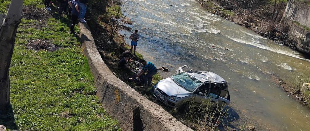 Un autoturism s-a răsturnat în râul Lăpuş. Cinci tineri au ajuns la spital