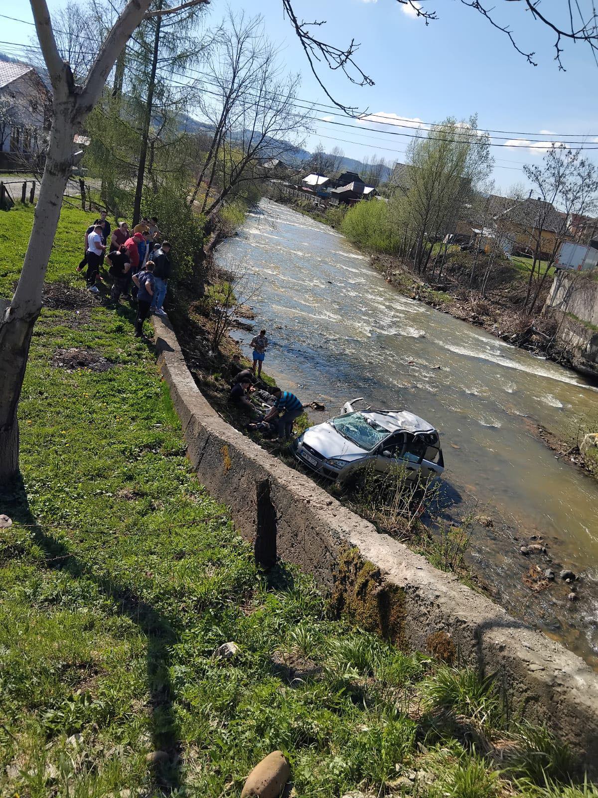 Un autoturism s-a răsturnat în râul Lăpuş. Cinci tineri au ajuns la spital