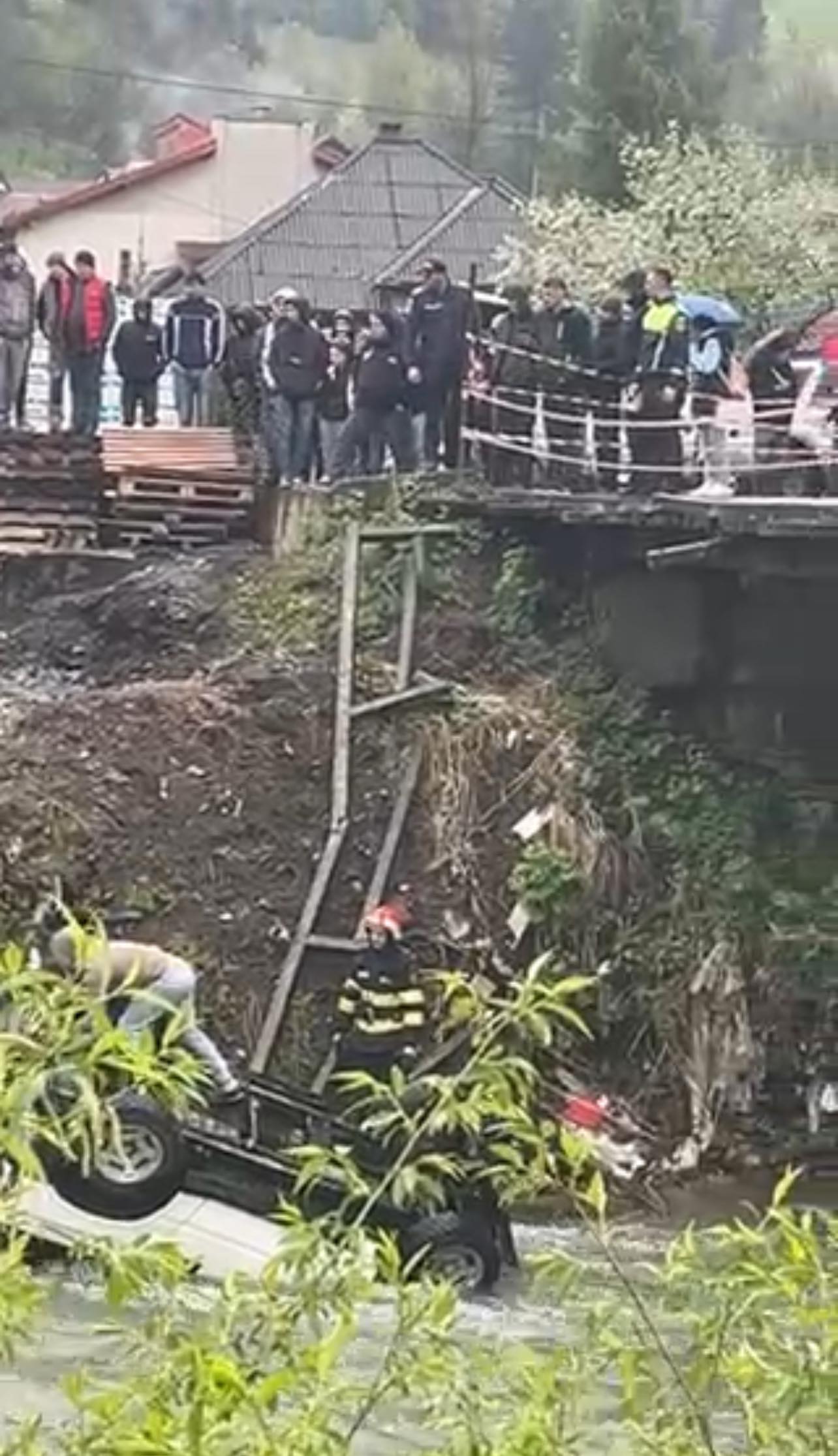 EXCLUSIV VIDEO: O șoferiță a trecut prin balustrada unui pod și a plonjat în râu cu mașina