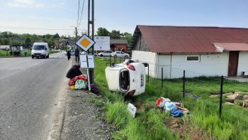 SATU NOU DE SUS: Un autoturism a intrat într-un stâlp de electricitate, o persoană rănită