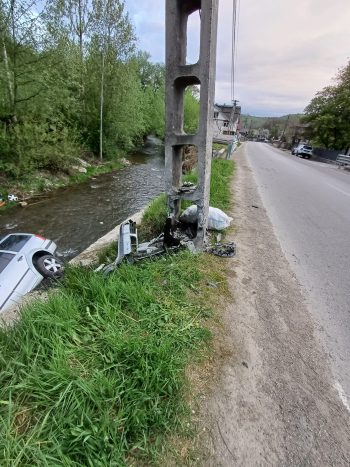 FOTO: MOISEI – Un gorjean s-a izbit cu mașina de un stâlp apoi a ”zburat” în râul IZA