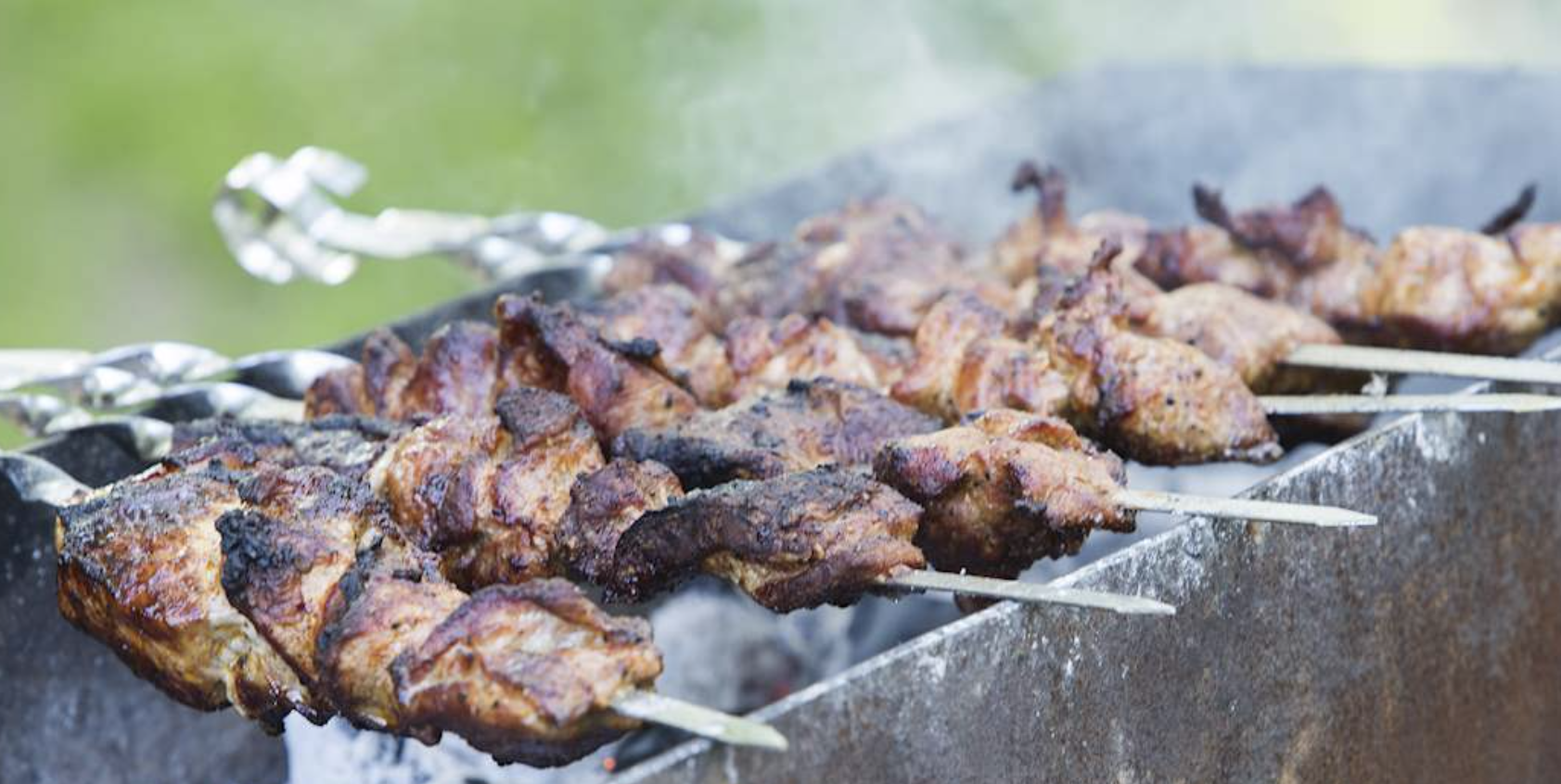 Rețetă de 1 Mai: Shashlik la grătar cu carne de miel, vită sau porc