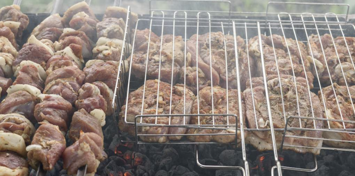 Rețetă de 1 Mai: Shashlik la grătar cu carne de miel, vită sau porc