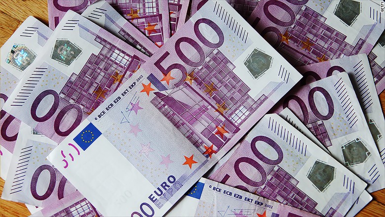 Euro nu trece de 4,977 lei