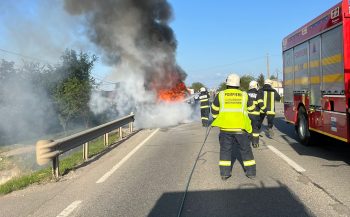 O mașină a ars la Satu Mare