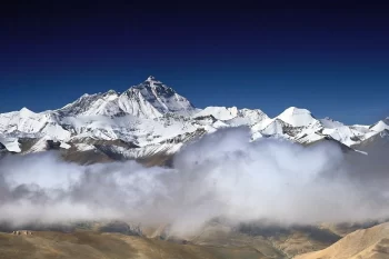 Accesul străinilor pe Muntele Everest este din nou permis