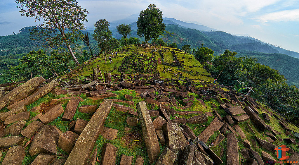 Cea mai veche piramidă de pe Pământ ar fi “Muntele Iluminării” din Indonezia
