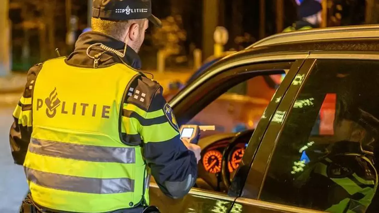 Șofer român fără permis în Olanda după ce a aruncat țigări pe geam