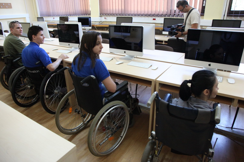 Universitățile pot înființa departamente care să ofere servicii pentru studenții cu dizabilități