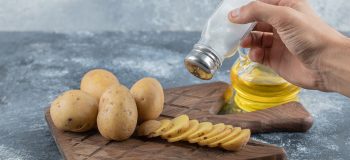 OMS îndeamnă țările să limiteze sarea în alimentele procesate
