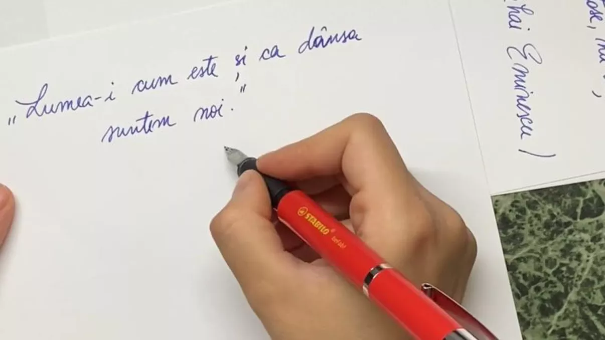 Cum scrisul de mână poate îmbunătăți memoria și înțelegerea în era digitală