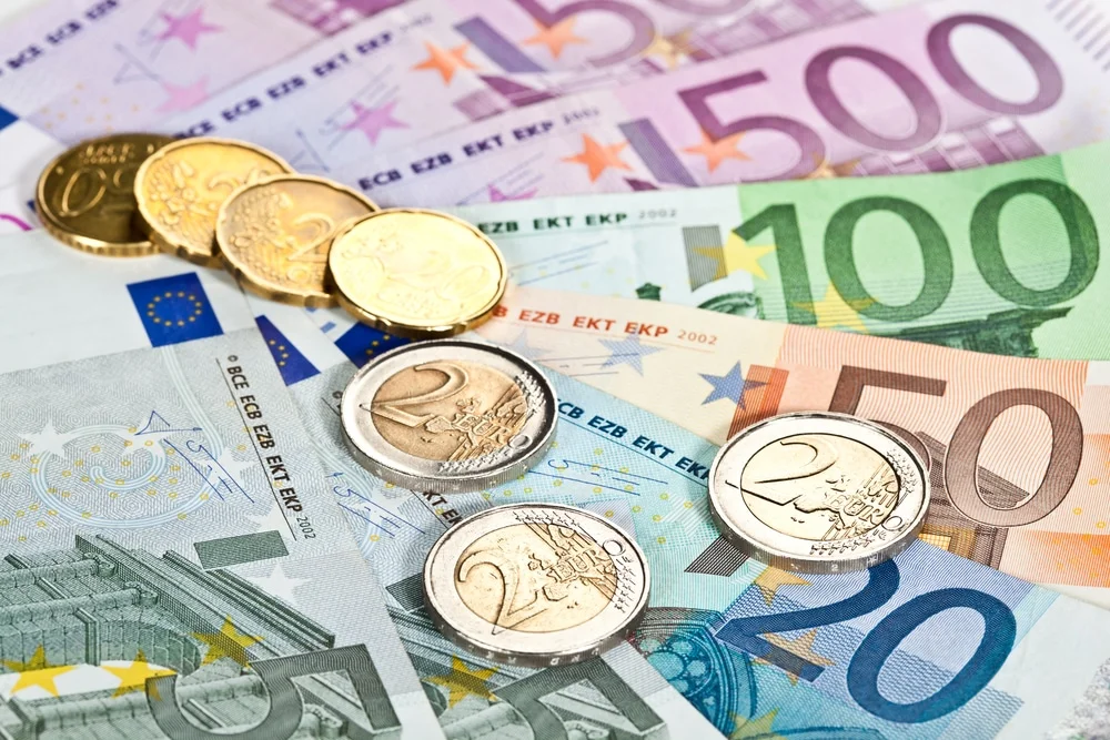 În aprilie, volatilitatea cursului euro a fost mai mică de un ban