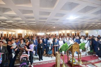 Sute de credincioși la Biserica “Sfinții Împărați Constantin și Elena”