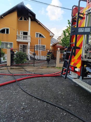 VIDEO: Acoperişul în flăcări al unei case, după ce a fost trăsnită. Hidranții NU AU FUNCȚIONAT!