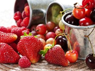 Căpșunile și cireșele sunt eficiente în tratarea gutei