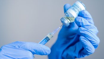 AstraZeneca retrage global vaccinul Anti-COVID