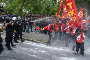 Manifestanți, care încercau să ajungă în Piaţa Taksim pentru o manifestaţie de 1 Mai, reţinute de poliţie