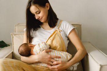 Cum îmbunătățește alăptarea imunitatea bebelușilor?