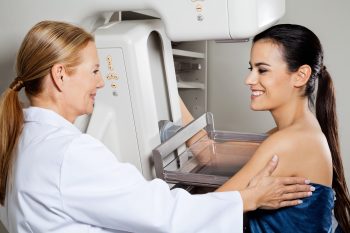 Care este vârsta ideală la care ar trebui făcută prima mamografie?