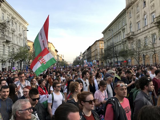 Protest masiv în Ungaria: Mii de oameni se adună la un miting organizat de rivalul lui Viktor Orban
