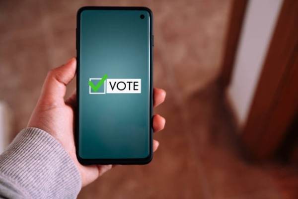 Estonii vor putea să  voteze în alegeri de  pe telefoanele  mobile