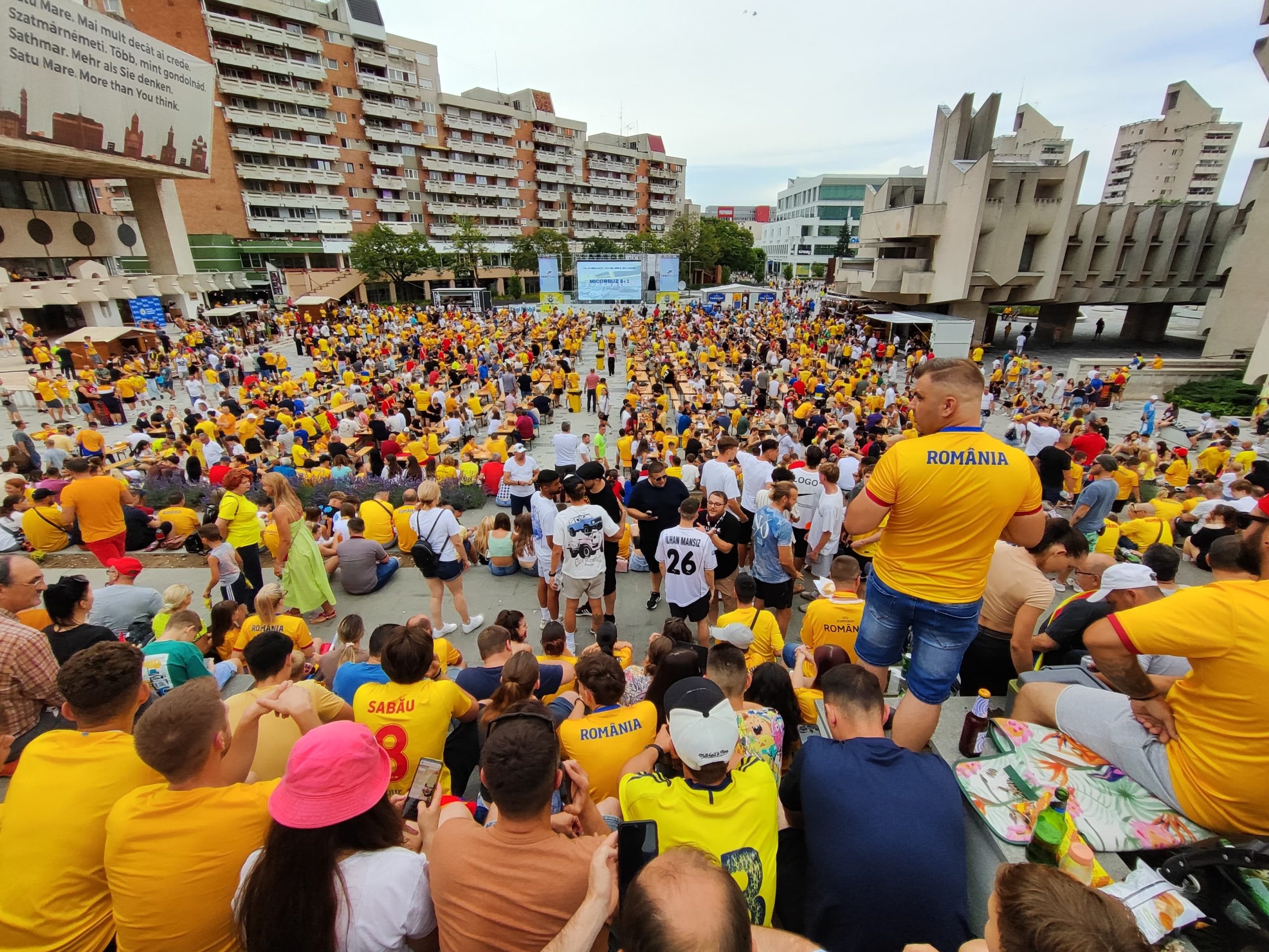 Satu Mare în galben: Peste 4.000 de suporteri adunati pentru meciul decisiv al Tricolorilor