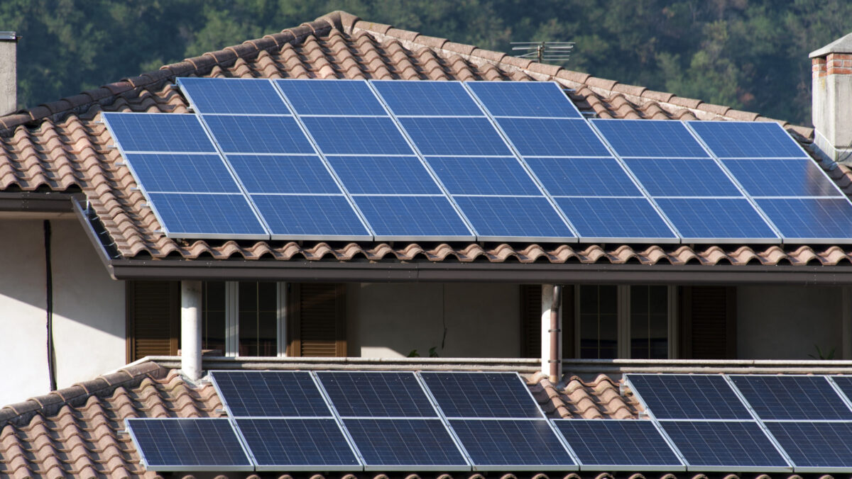 De ce panourile fotovoltaice produc mai puțină energie pe caniculă