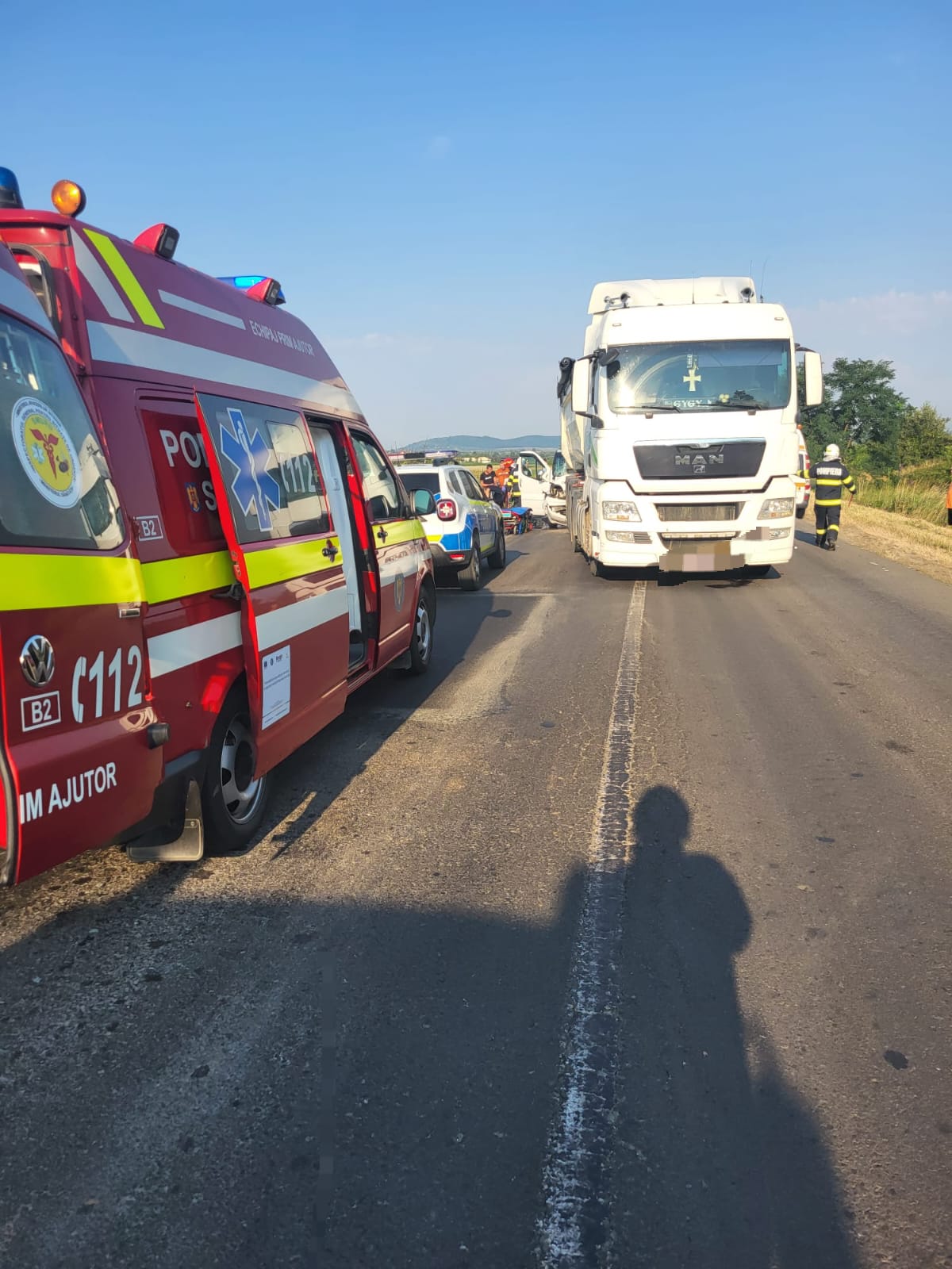 Accident major între un camion și microbuz cu 10 persoane