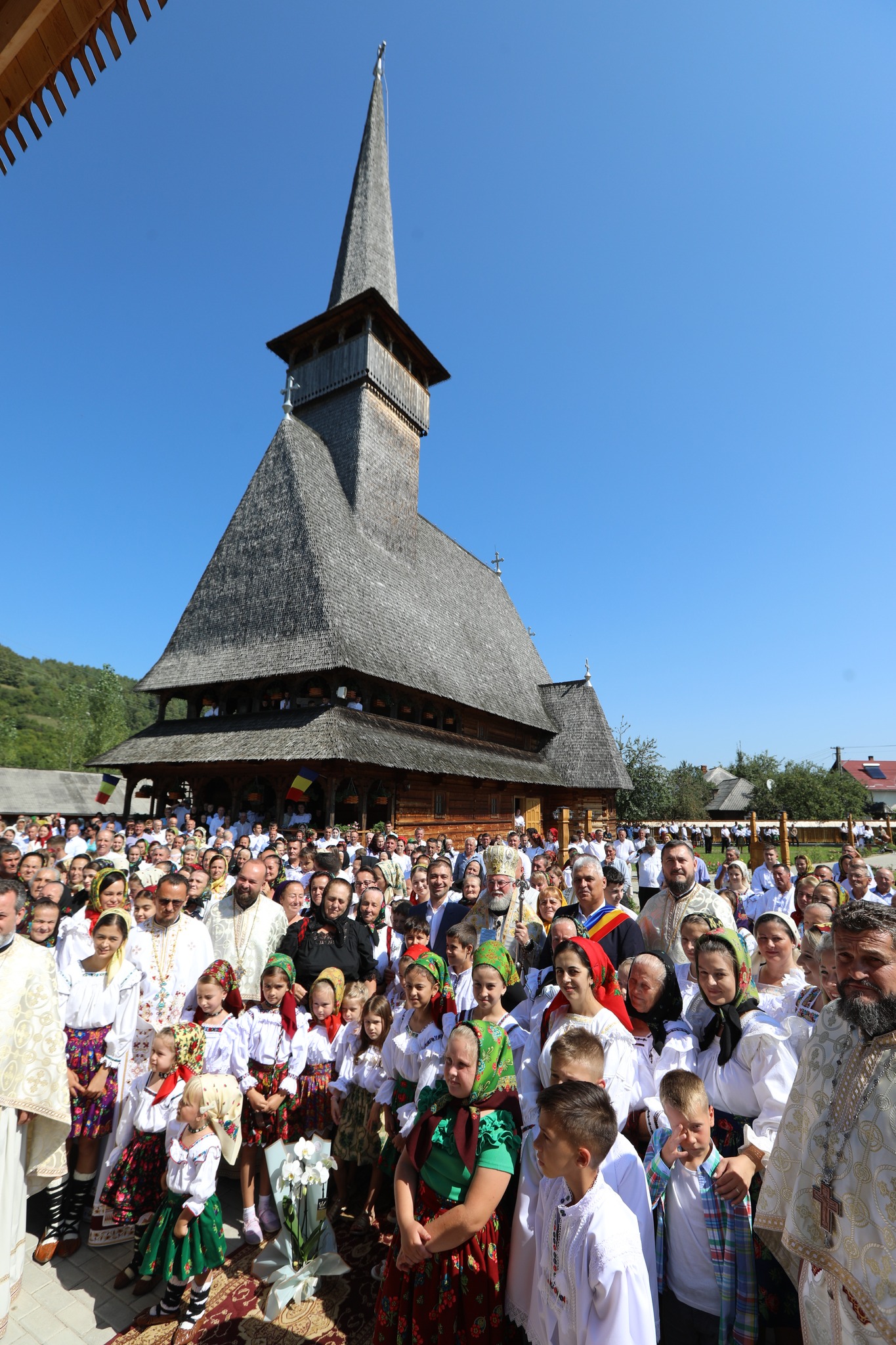 Sfânta Liturghie Arhierească, sfințirea Altarului de vară și a Lumânărarului