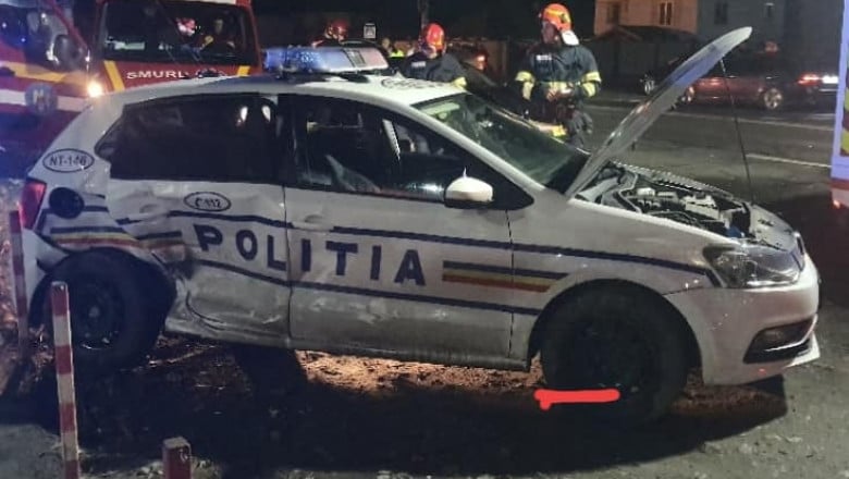 Un șofer a lovit o mașină de poliție, a rănit un agent și a fugit de la locul accidentului, refuzând testarea pentru alcool și droguri.