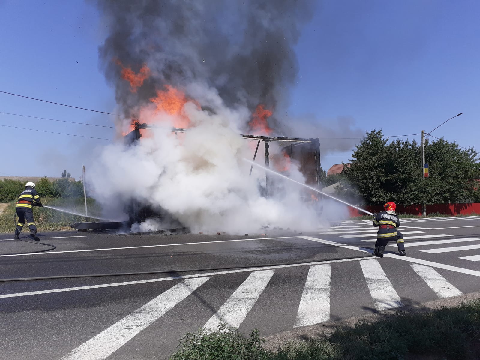 O remorcă încărcată cu lemne a ars la ieșirea din Satu Mare spre Botiz