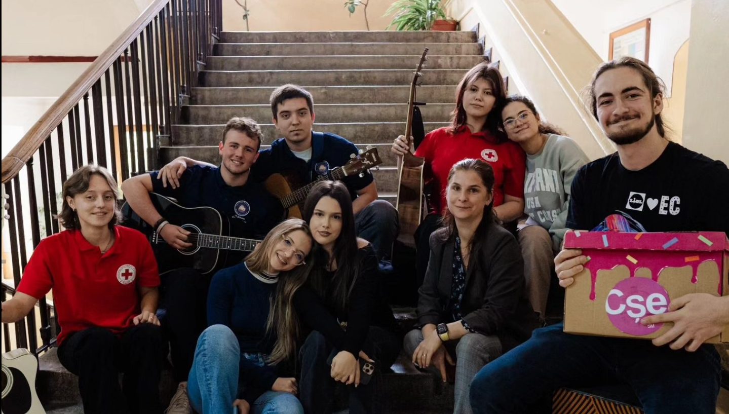 Evenimentul „Sing Along” la Colegiul Național Mihai Eminescu Satu Mare: O Campanie de Solidaritate pentru Persoanele Afectate de Inundații