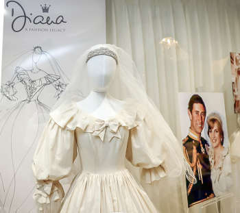 Cea mai mare licitație dedicată Prințesei Diana: rochii, pălării și genți scoase la vânzare
